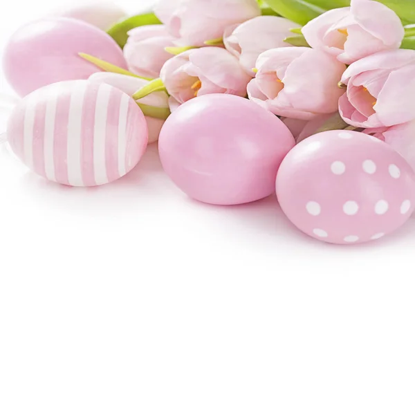 Uova di Pasqua rosa e tulipani — Foto Stock