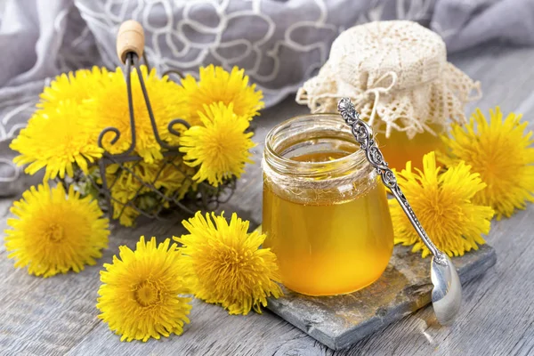 Dandelion madu dalam stoples — Stok Foto