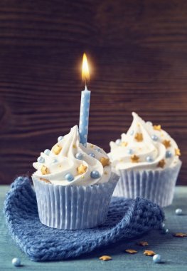 Bir mavi mum cupcake
