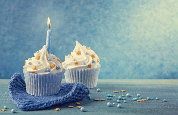 Cupcake met een blauwe kaars — Stockfoto