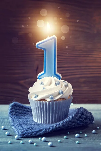 Cupcake con una vela azul —  Fotos de Stock