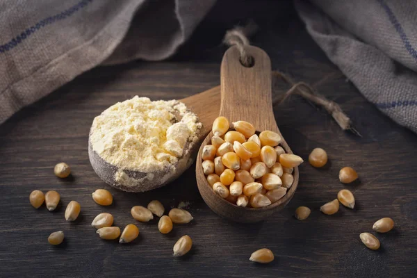 Maismehl in einem Holzlöffel — Stockfoto