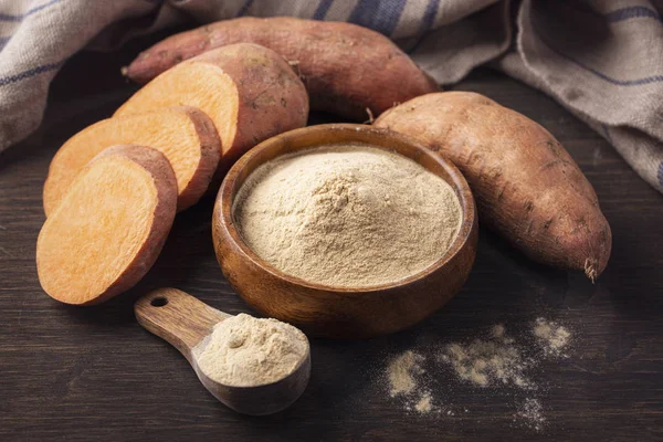 Süßkartoffelmehl Einer Holzschüssel Isoliert Auf Weißem Hintergrund — Stockfoto