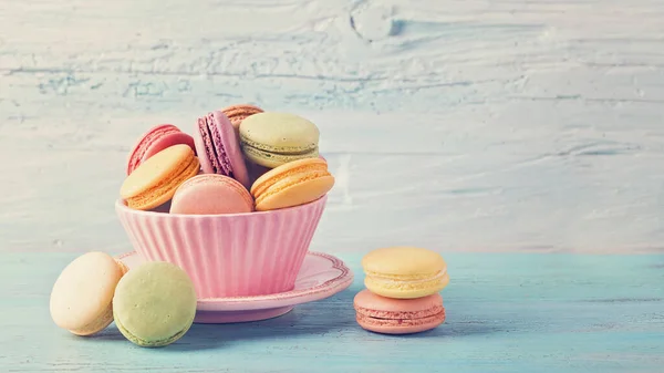 Bunte Macarons Einer Tasse Auf Blauem Holzgrund — Stockfoto