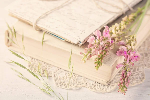 Vieux Livre Fleurs Sur Table — Photo