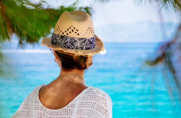 Mujer de belleza en la playa — Foto de Stock