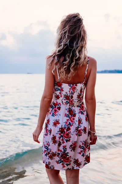 Frau steht am Strand — Stockfoto