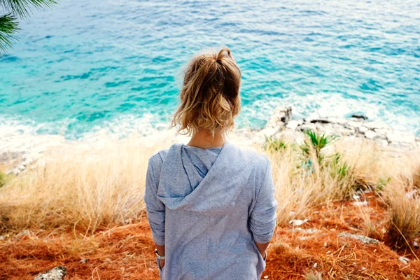 Schoonheid vrouw aan de kust — Stockfoto