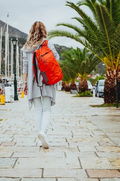 Mujer joven con mochila naranja — Foto de Stock