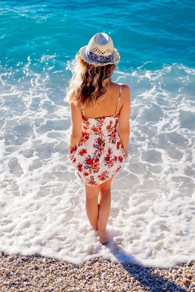 Mujer de pie en la playa — Foto de Stock