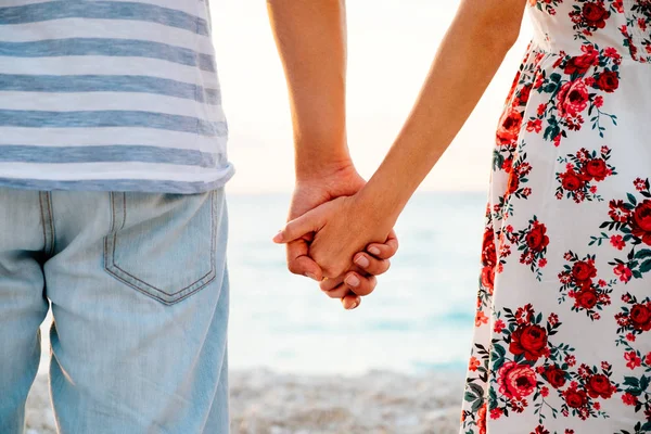 Young couple in love standing on the beach — Stock Photo, Image