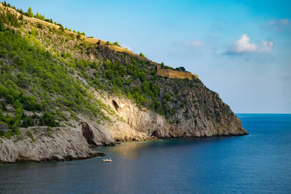 Греческий остров с горами — стоковое фото