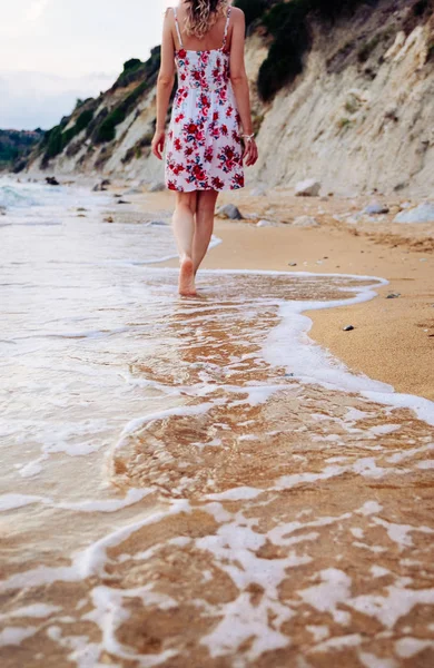 Женщина стоит на пляже — стоковое фото