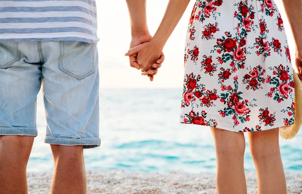 Junges verliebtes Paar steht am Strand — Stockfoto