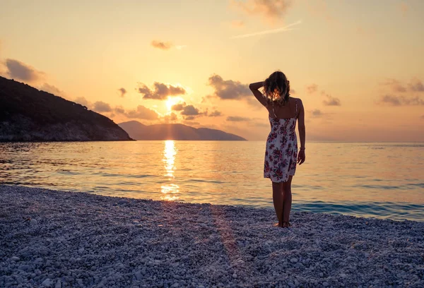 Mujer de pie en la playa — Foto de Stock