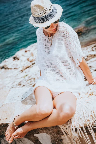 Schoonheid vrouw aan de kust — Stockfoto