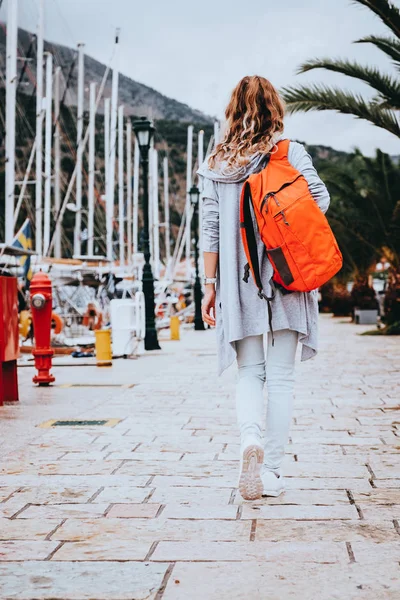 Mujer joven con mochila naranja — Foto de Stock