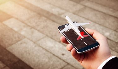 Çevrimiçi arama için Smartphone Uygulama, Internet üzerinde satın alma ve rezervasyon uçuşlar. Online check-in olağandışı ticari uçak akıllı telefon elinde kalktıktan 3d çizimi