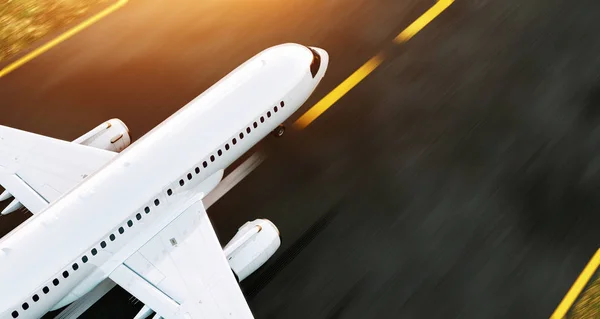 Avión comercial blanco despegando en la pista del aeropuerto al atardecer. El avión de pasajeros despega. Concepto de avión Ilustración 3D . — Foto de Stock