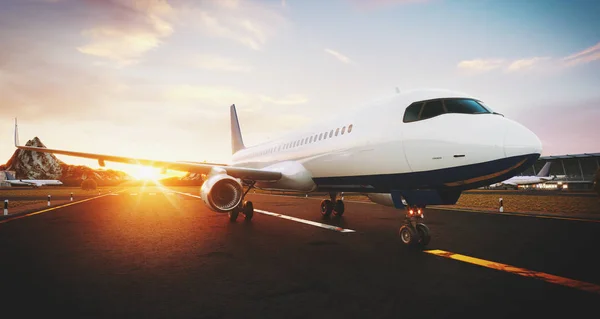 Avião comercial branco em pé na pista do aeroporto ao pôr-do-sol. A vista frontal do avião de passageiros está a descolar. Conceito de avião ilustração 3D . — Fotografia de Stock