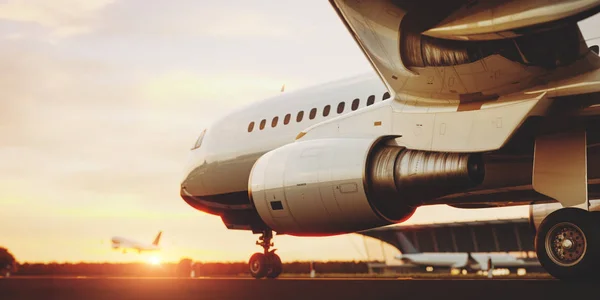 Avião comercial branco em pé na pista do aeroporto ao pôr-do-sol. O avião de passageiros está a descolar. Conceito de avião ilustração 3D . — Fotografia de Stock