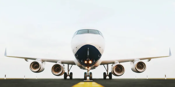 Avión comercial blanco parado en la pista del aeropuerto al atardecer. Vista frontal del avión de pasajeros está despegando. Concepto de avión Ilustración 3D . — Foto de Stock