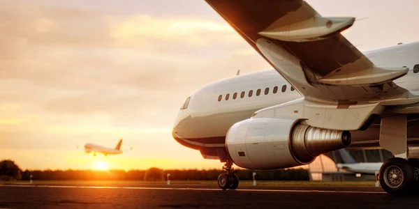 Avión comercial blanco parado en la pista del aeropuerto al atardecer. El avión de pasajeros despega. Concepto de avión Ilustración 3D . — Foto de Stock