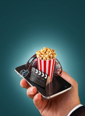 Smartphone Uygulama online satın alma ve sinema biletleri rezervasyon. Canlı film ve video izlemek. Patlamış mısır, sinema reel, tek kullanımlık Kupası, tokmağı ve smarthone bilet alışılmadık 3d çizimi