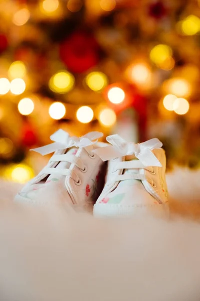 Aranyos kis csecsemők cipő — Stock Fotó