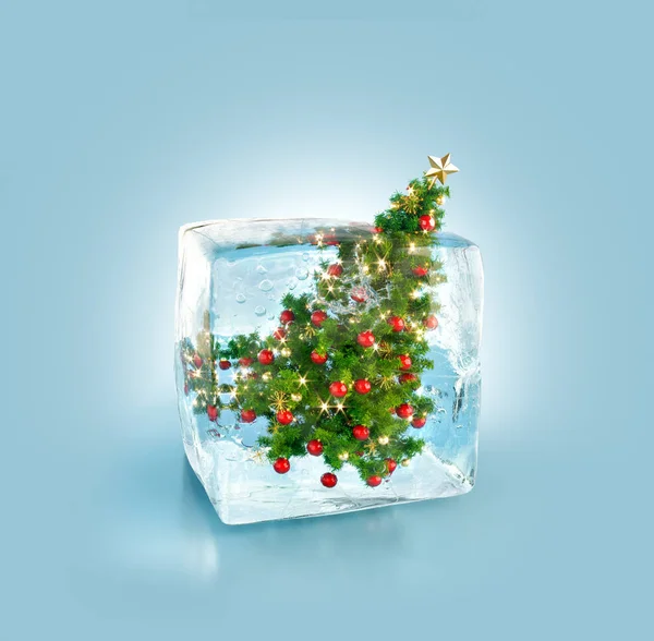 Hermoso árbol de Navidad decorado dentro del cubo de hielo . — Foto de Stock