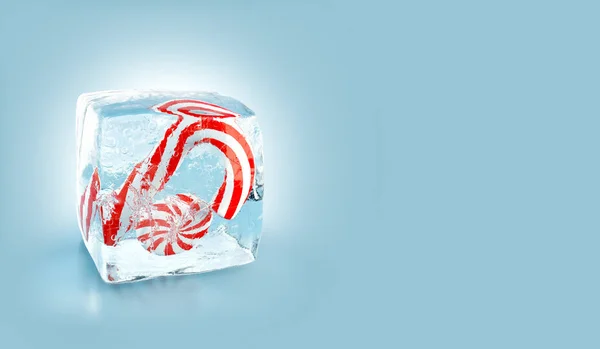 Hermosa caña de Navidad dulce dentro del cubo de hielo . — Foto de Stock
