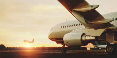 Gün batımında Havaalanı pist üzerinde ticari uçak duran beyaz. Yolcu uçak havalanıyor. Uçak kavramı 3d çizim.