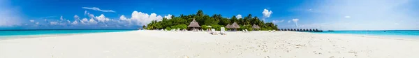 Panorama of a tropical island with white sand and palms. — Stock Photo, Image