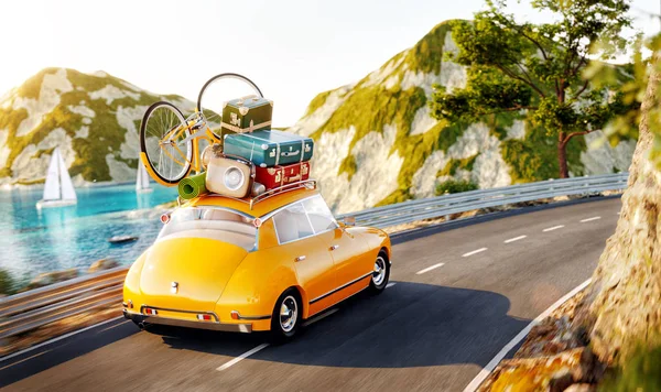 Niedliche kleine Retro-Auto mit Koffern und Fahrrad auf der Oberseite geht auf der Straße entlang schönen Hafen zwischen Berg im Sommertag. — Stockfoto