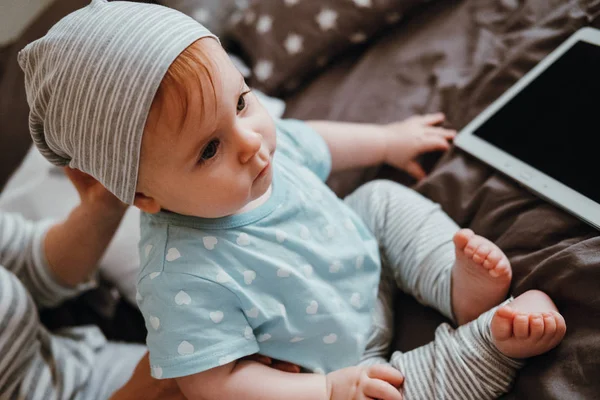 Linda niña sonriente juega con la madre en su habitación —  Fotos de Stock