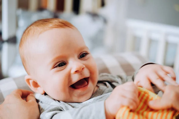 Carino poco sorridente bambina che gioca con la madre nella sua stanza — Foto Stock