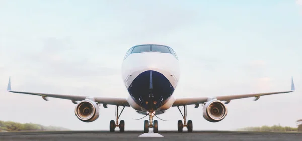 Avião comercial branco em pé na pista do aeroporto ao pôr-do-sol. A vista frontal do avião de passageiros está a descolar. Conceito de avião ilustração 3D . — Fotografia de Stock