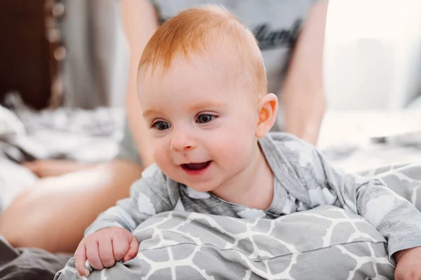 Gelukkig lachende moeder en baby die thuis op bed spelen. gelukkig familie hebben plezier. — Stockfoto