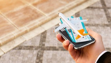 Çevrimiçi arama için Smartphone Uygulama, Internet üzerinde satın alma ve rezervasyon uçuşlar. Online check-in olağandışı ticari uçak ve yatılı 3d çizimi geçer akıllı telefon elinde