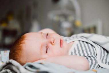 Bir yatakta uyumak şirin bebek. Mutlu aile kavramı.