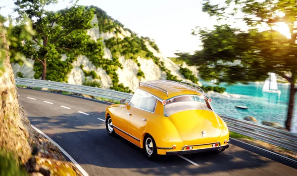 Ładny mały samochód retro idzie drogą wzdłuż pięknego portu między góry w letni dzień. — Zdjęcie stockowe
