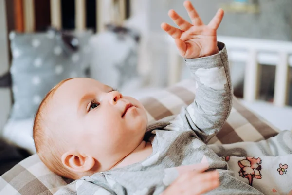 Carino poco sorridente bambina che gioca con la madre nella sua stanza — Foto Stock