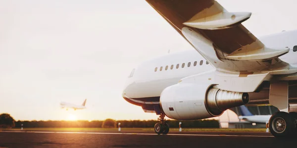 Avião comercial branco em pé na pista do aeroporto ao pôr-do-sol. O avião de passageiros está a descolar. Conceito de avião ilustração 3D . — Fotografia de Stock