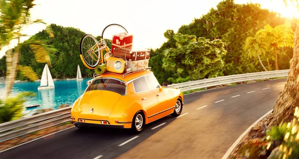 Lindo pequeño coche retro con maletas y bicicleta en la parte superior va por la carretera a lo largo del hermoso puerto entre la montaña en el día de verano . —  Fotos de Stock