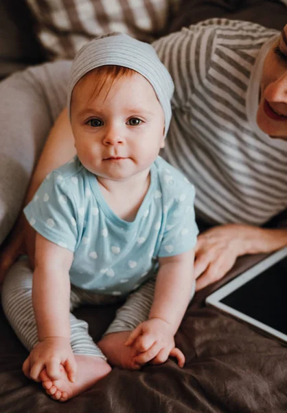 Linda niña sonriente juega con la madre en su habitación —  Fotos de Stock