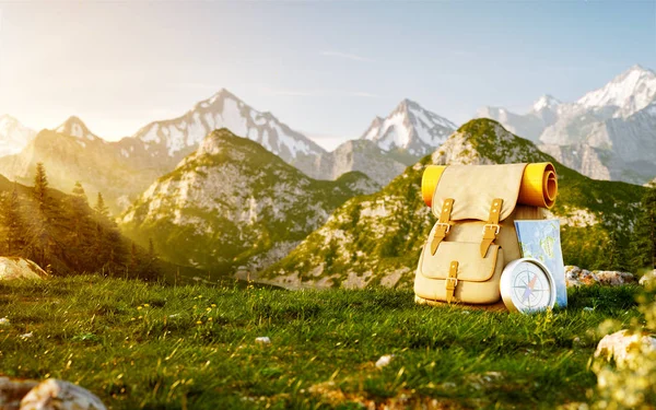 Mochila turística con mapa y brújula —  Fotos de Stock