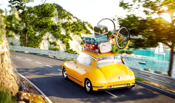 Bonito carro retro pouco com malas e bicicleta no topo passa pela estrada ao longo belo porto entre as montanhas no dia de verão . — Fotografia de Stock