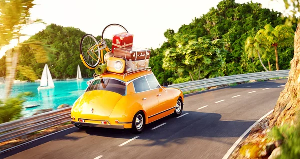 Lindo pequeño coche retro con maletas y bicicleta en la parte superior va por la carretera a lo largo del hermoso puerto entre la montaña en el día de verano . — Foto de Stock