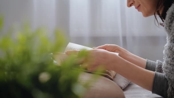 Junge Frau liest ein Buch — Stockvideo