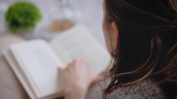 Mujer joven leyendo un libro — Vídeos de Stock